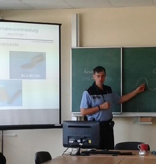 Herr Quitschke veranschaulicht die negativen Wirkungen von Drogen